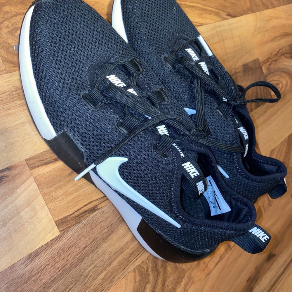 Nikes tennis shoes